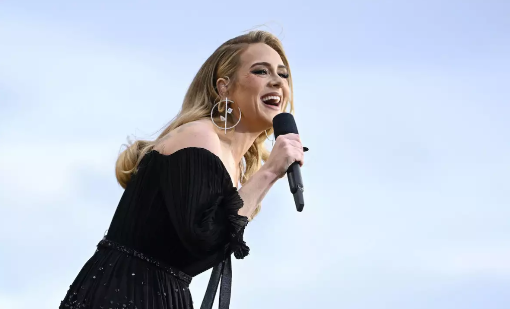 Adele se desploma detrás del escenario