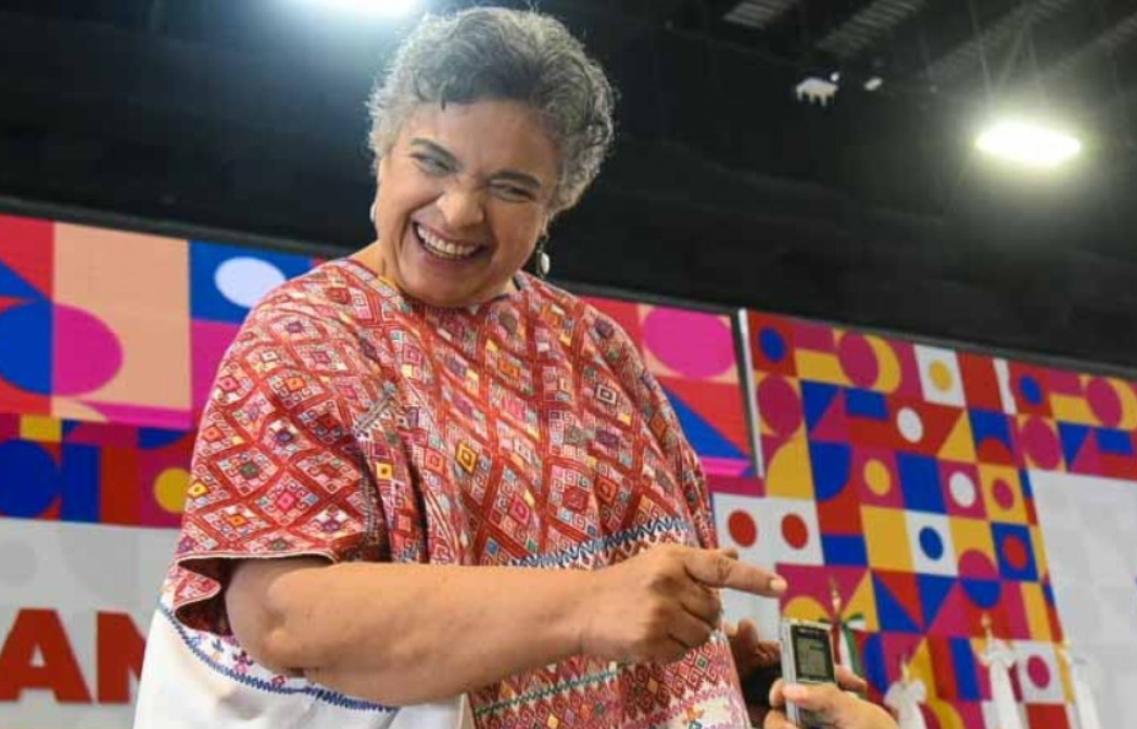 Beatriz Paredes gana más que López Obrador