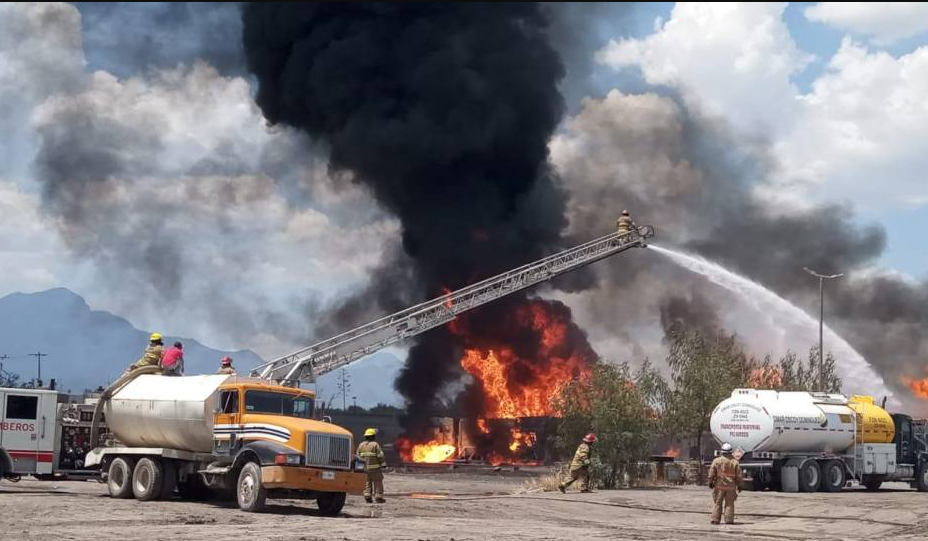 Evacuan a más de mil personas por incendio en Nuevo León