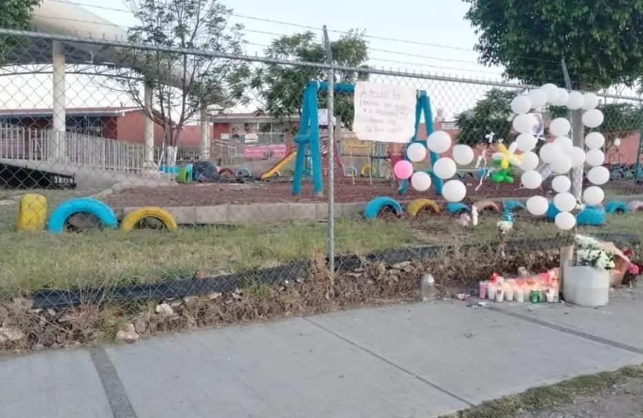 Niña de 5 años muere al atorarse en una resbaladilla en un kínder