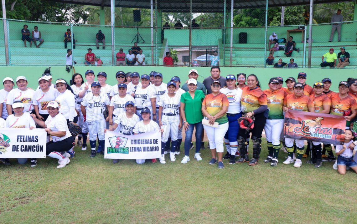 Lanza Blanca Merari la primera bola de cuadrangular de softbol femenil con causa en Leona Vicario