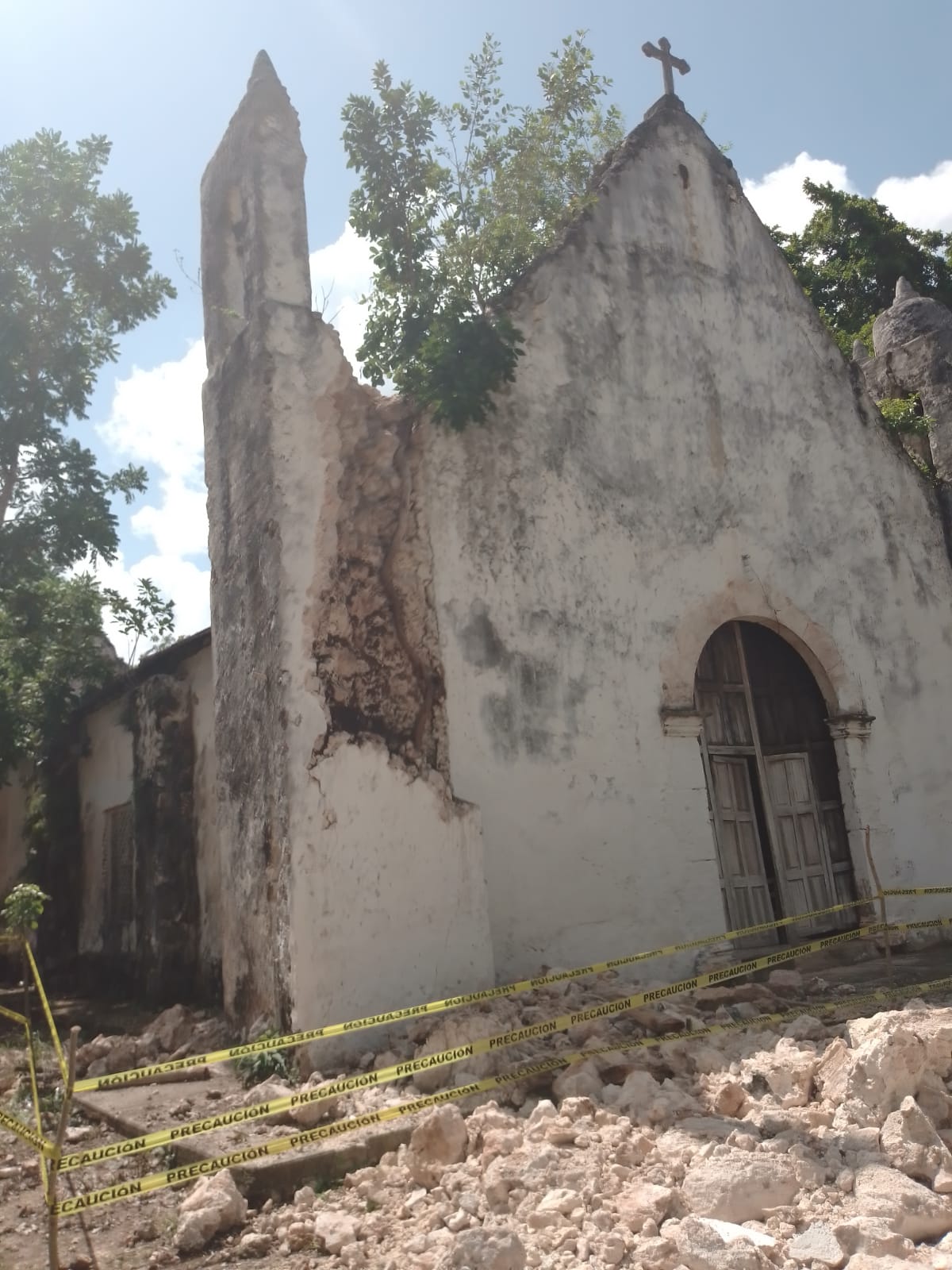 Llaman a autoridades a rehabilitar iglesia colonial de X-querol, luego de derrumbe parcial de fachada