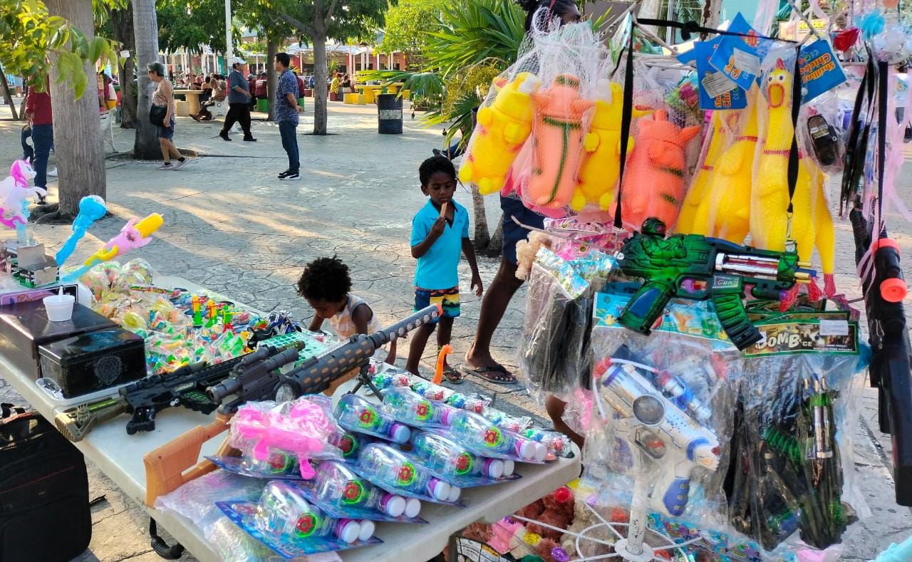 Continúa venta de ‘juguetes bélicos’ en diversas zonas de Cancún, pese a programa ‘antiviolencia’