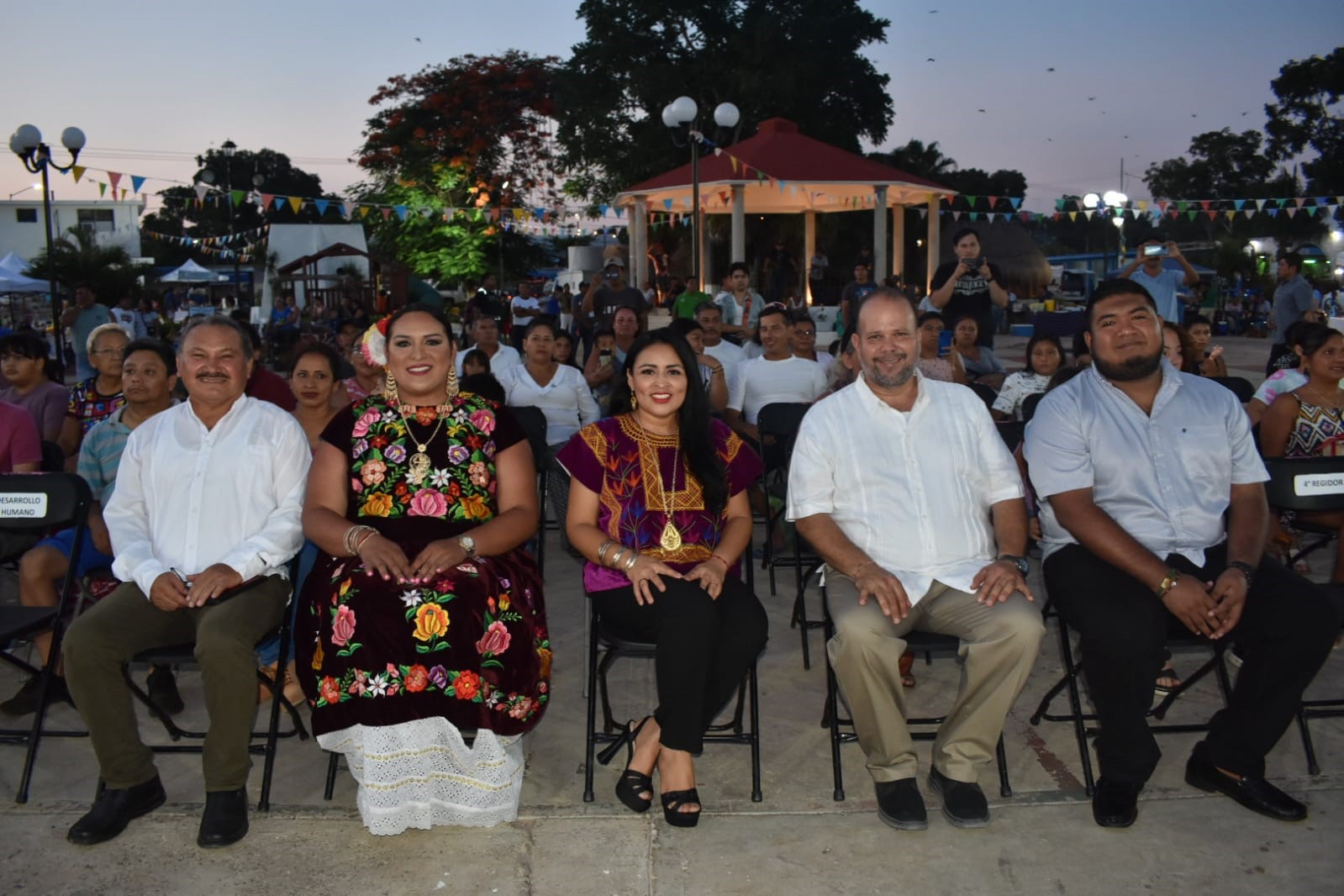 Tradicional Guelaguetza oaxaqueña cautiva a familias de Leona Vicario