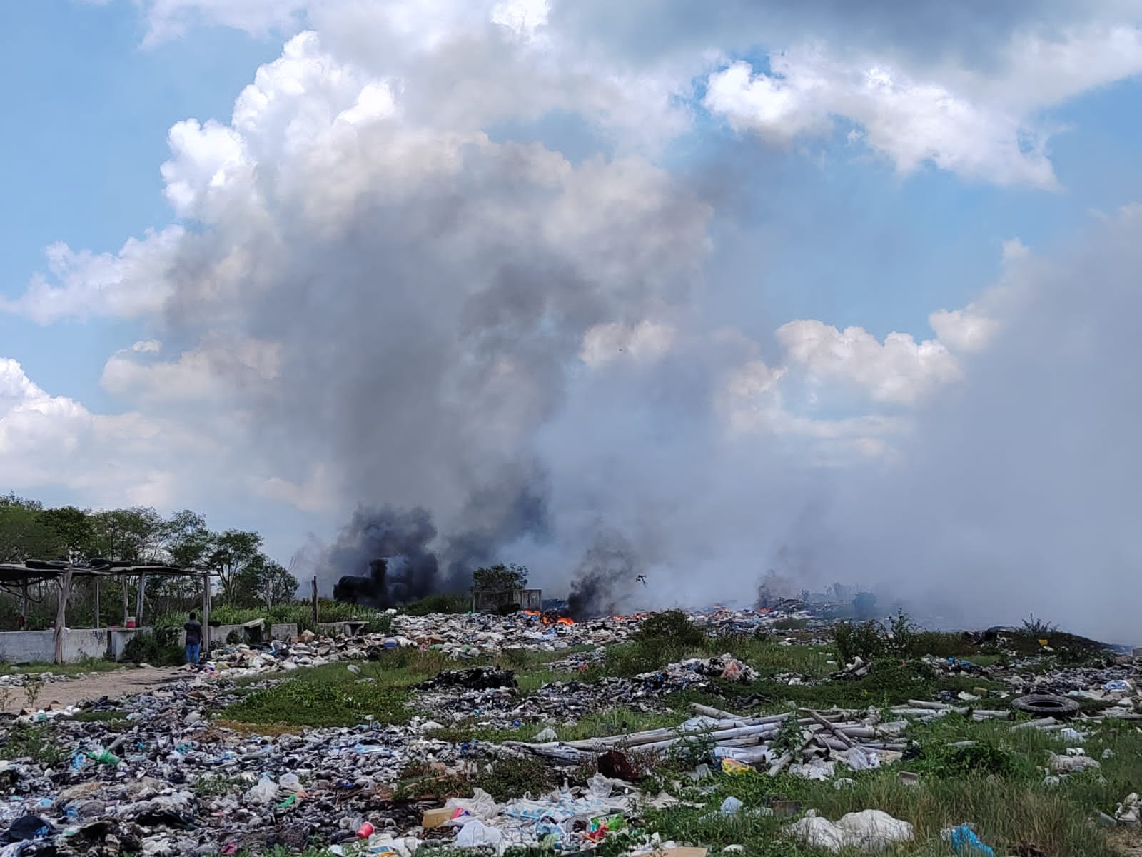 Surge incendio, al parecer provocado, en basurero de José María Morelos