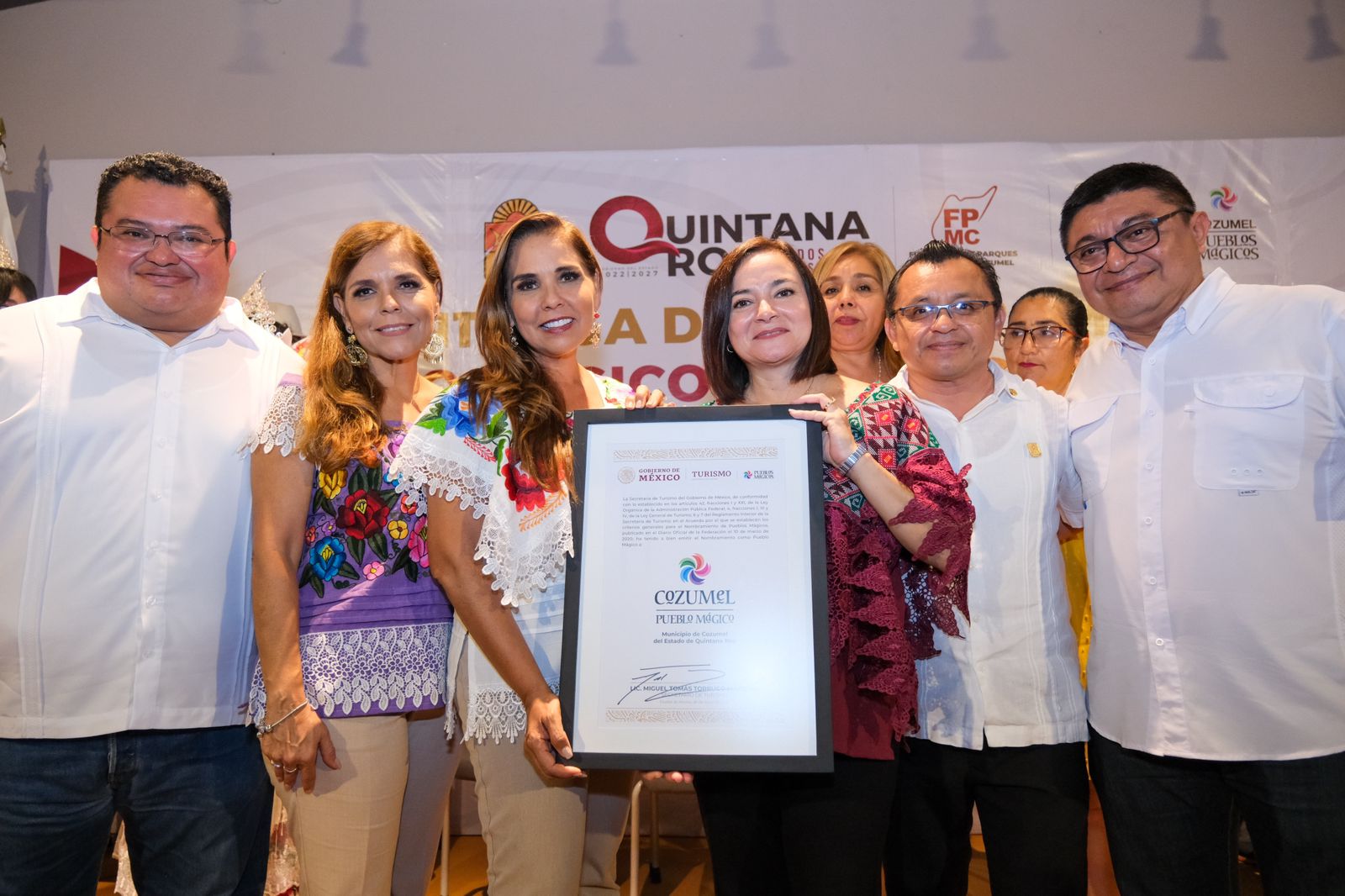 Mara Lezama entrega el nombramiento de Pueblo Mágico a la isla de Cozumel