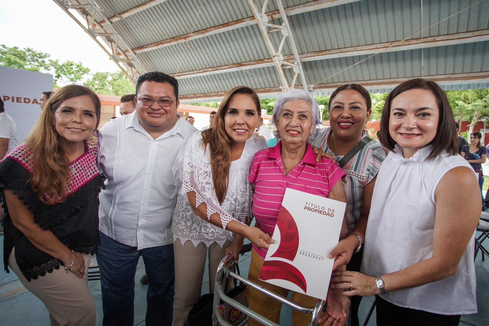 Con entrega de títulos, Mara Lezama hace justicia social a familias de Cozumel