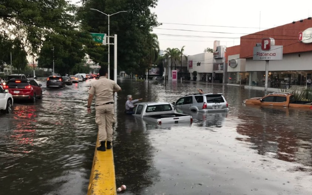 Lluvia deja vehículos bajo el agua en Jalisco