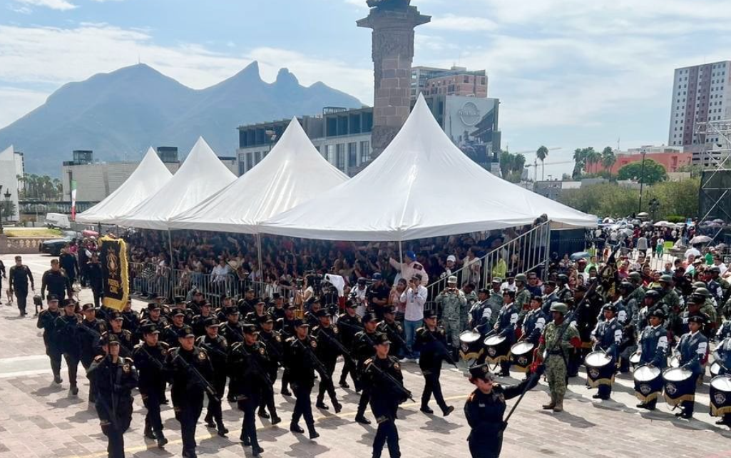 Asisten más de 20 mil personas a Desfile Cívico-Militar en NL