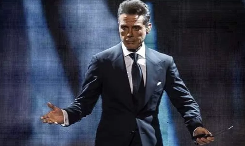 Luis Miguel se enoja por error en pleno concierto en Chile