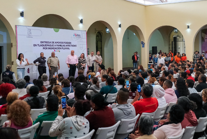 Entrega gobernador apoyos a familias afectadas por lluvias en Tlaquepaque en Jalisco