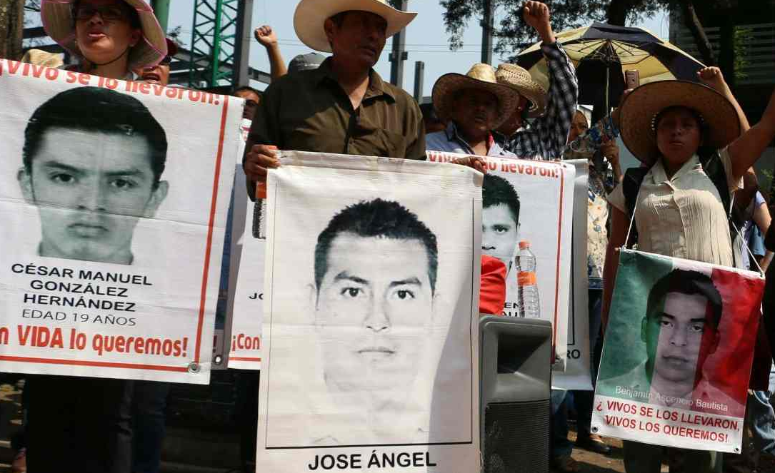 López Obrador se reune con padres de los 43 normalistas de Ayotzinapa