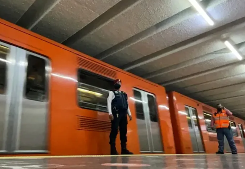 Mujeres se quedan dormidas en vagón del Metro de CDMX