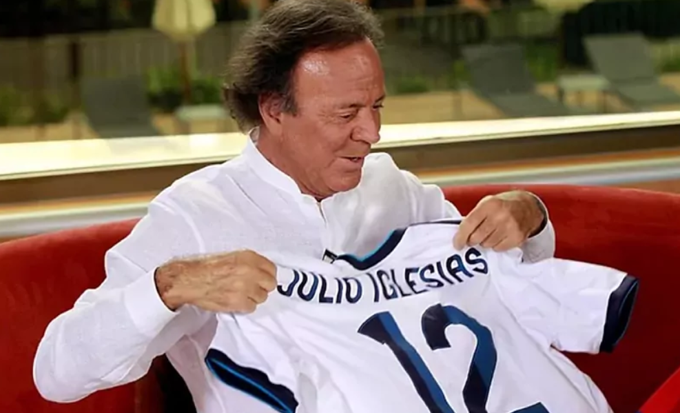 Julio Iglesias recibe homenaje del Real Madrid por sus 80 años