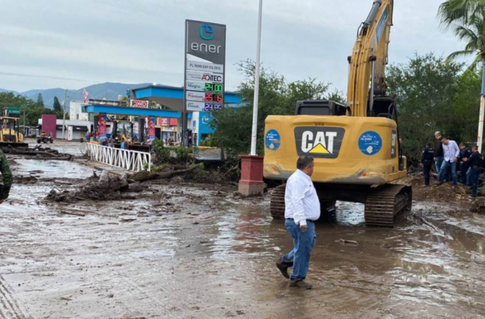 Se desborda el arroyo El Jalocote en Autlán de Navarro, Jalisco