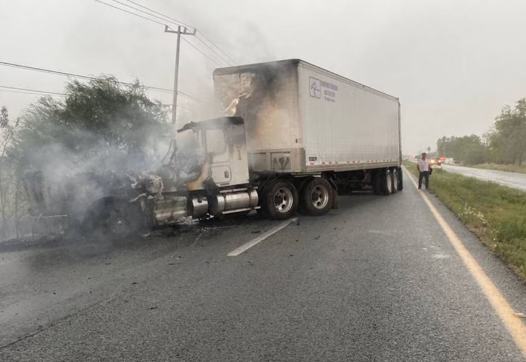 Queman camiones y bloquean Carretera Nacional en Nuevo León