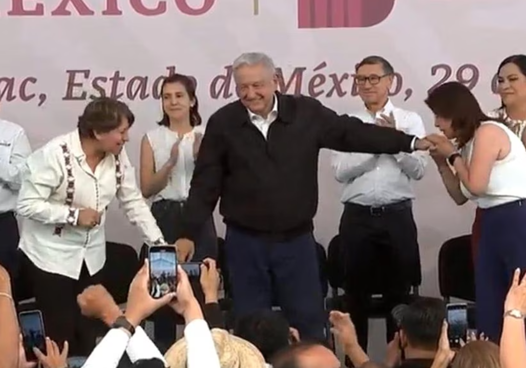 Alcaldesa de Tecámac besa la mano de López Obrador