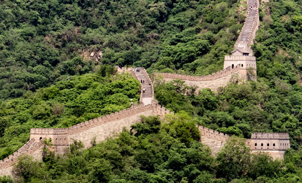 Atrapan a dos personas por abrir un hueco en la Gran Muralla China