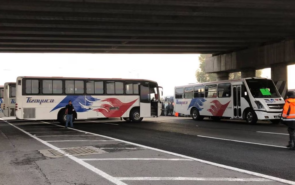 Transportistas bloquean la México-Pachuca en ambos sentidos a la altura de Ecatepec