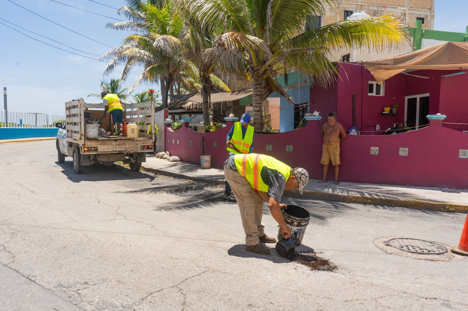 Atenea Gómez refuerza los trabajos de bacheo en Isla Mujeres