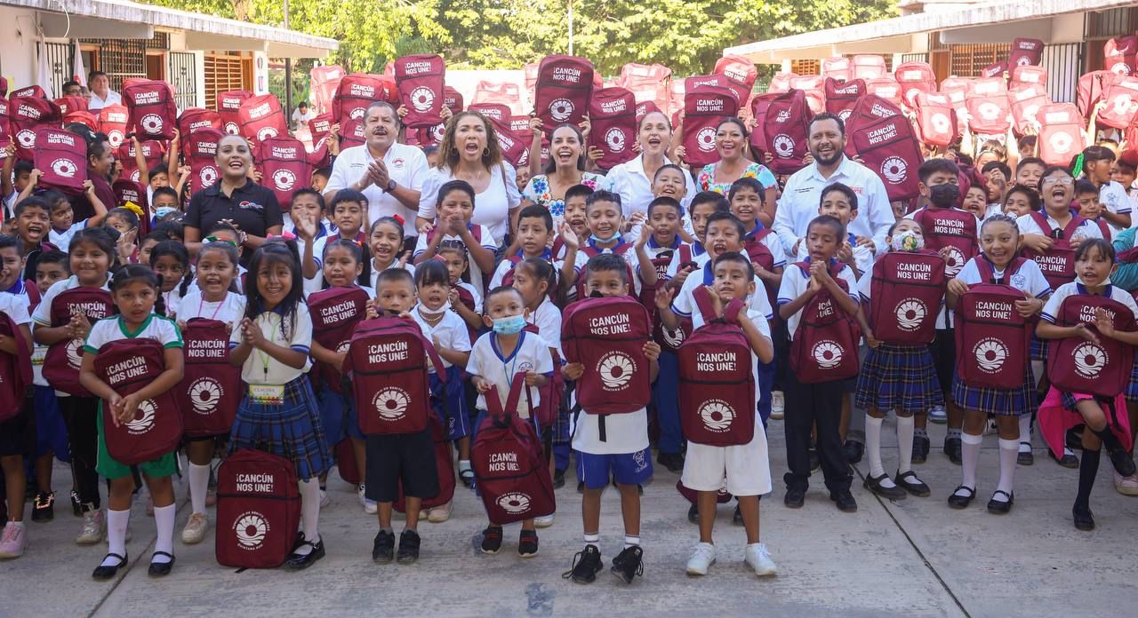 Entrega Ana Paty Peralta primeros paquetes de útiles escolares gratuitos en Cancún