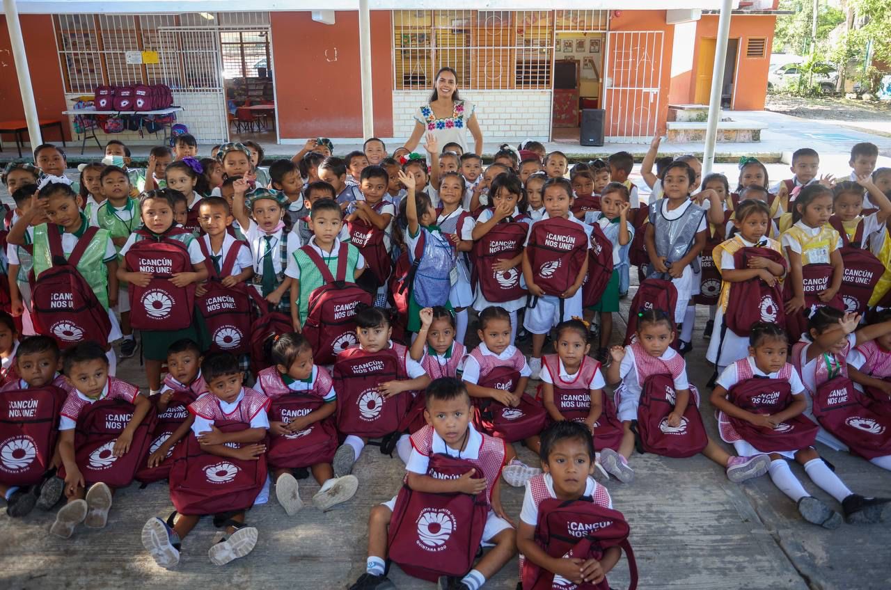 Beneficia Ana Paty Peralta a niñas, niños y jóvenes con paquetes escolares
