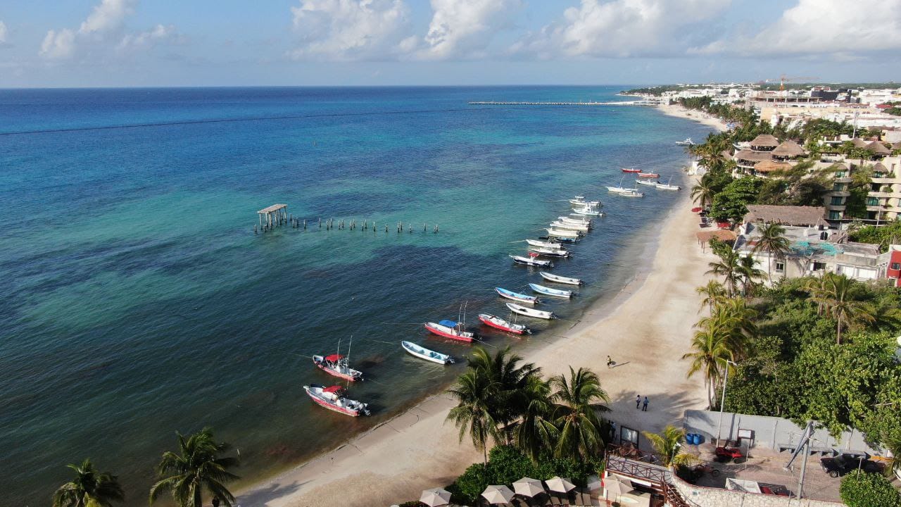 Gobierno de Solidaridad recupera playa “El Recodo” con arena de sargazo