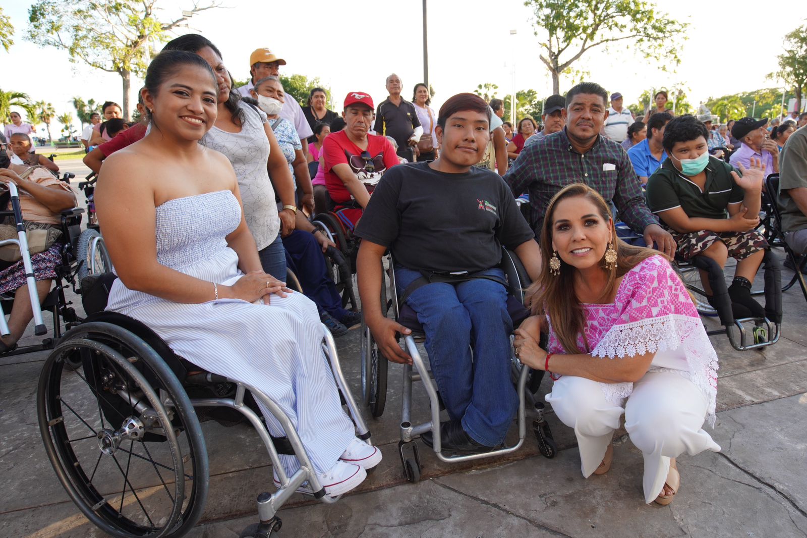 Entrega Mara Lezama sillas de ruedas y apoyos funcionales