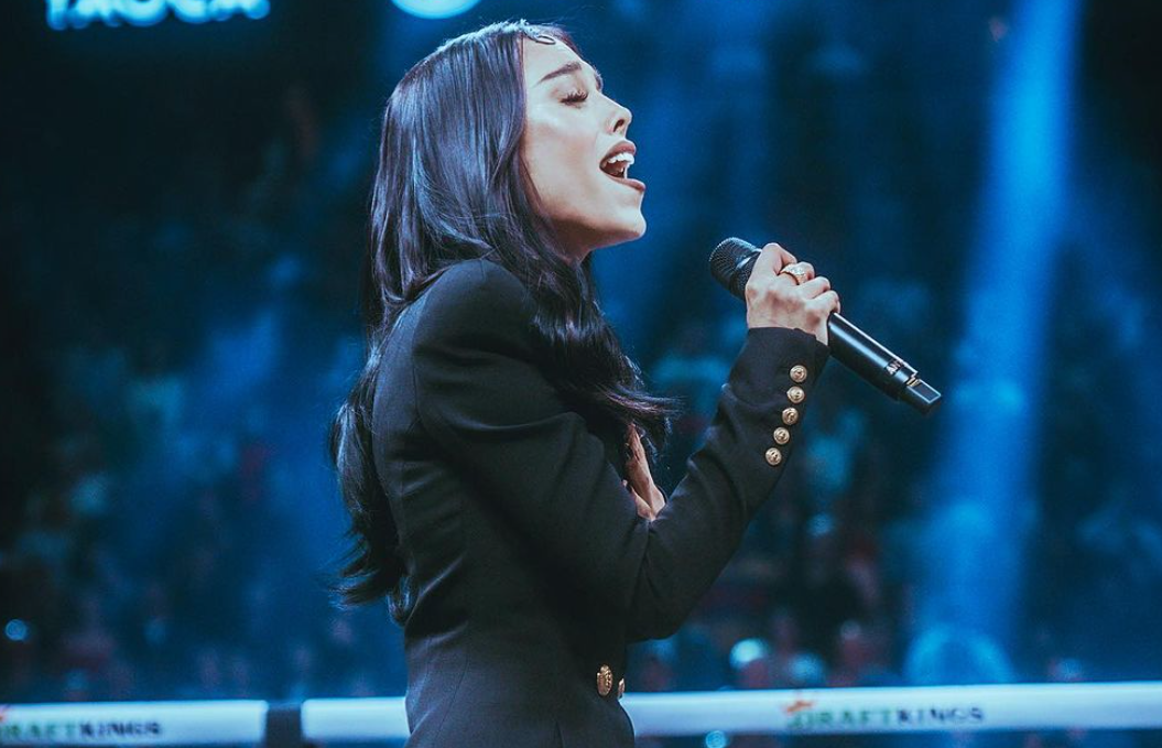 Danna Paola cantó el Himno Nacional en pelea del ‘Canelo’ Álvarez