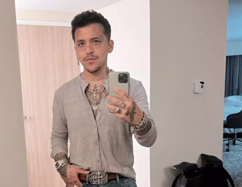 Christian Nodal presenta nueva imagen y enciende las redes