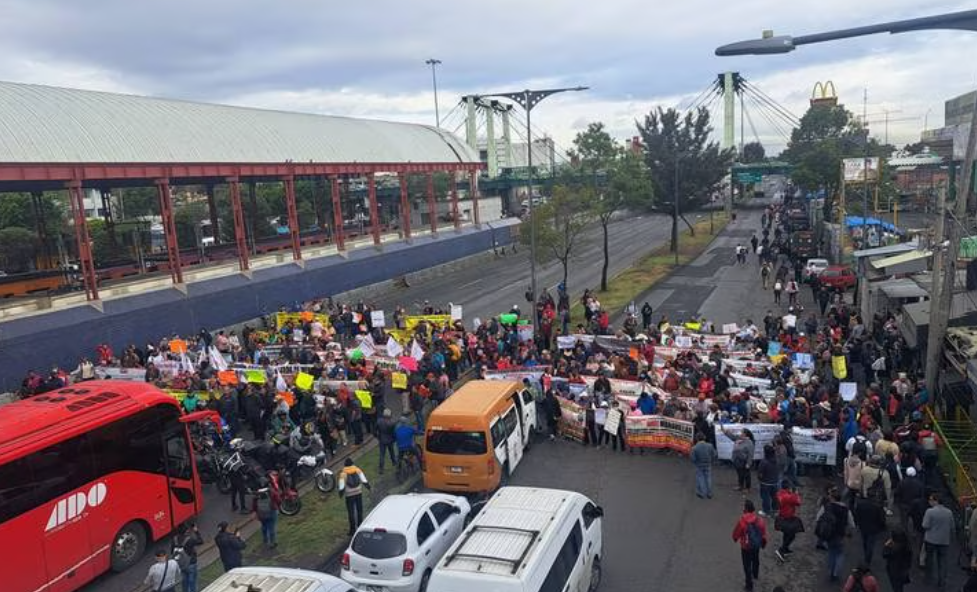 Manifestantes bloquean Tlalpan, Insurgentes, Zaragoza y Periférico en CDMX