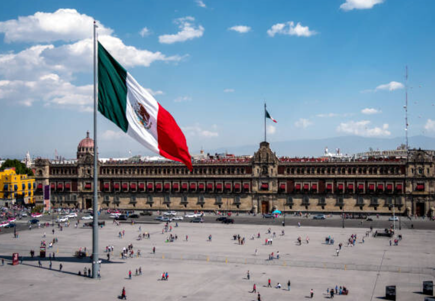 Analizan convertir al Zócalo en una zona 100% libre de autos