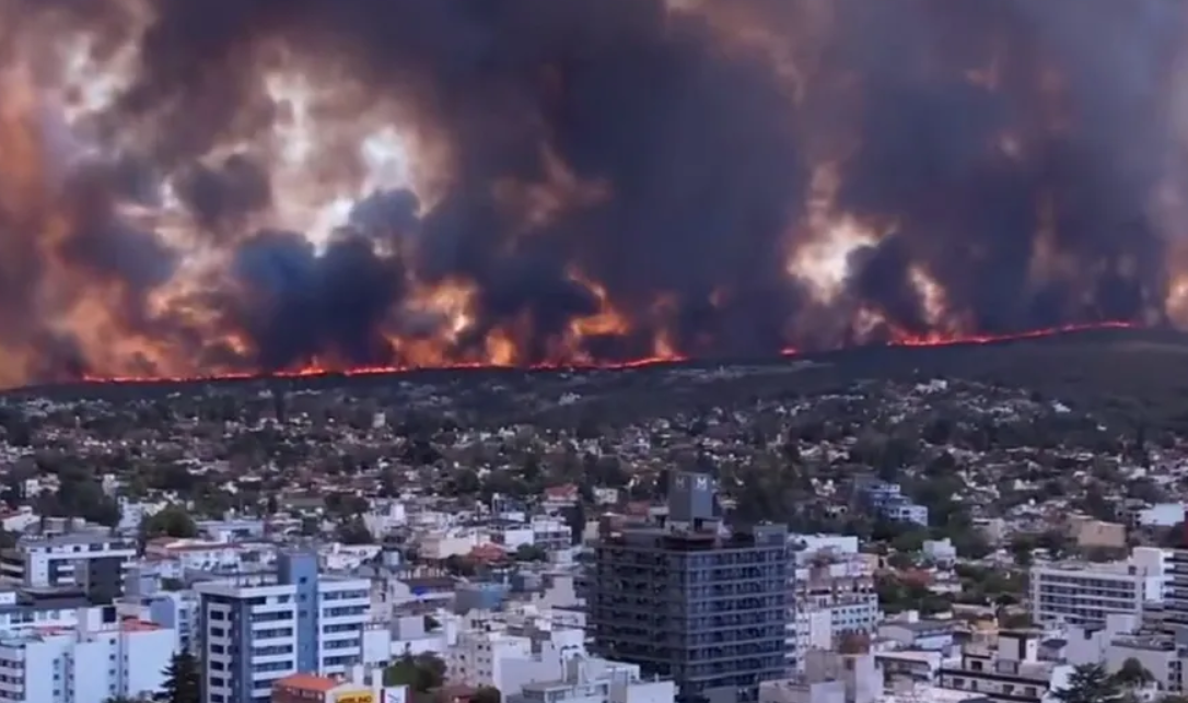 Incendio consume ciudades de Córdoba en Argentina