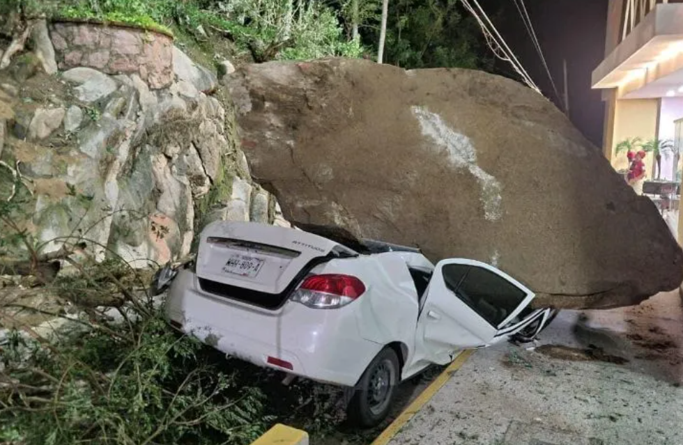 Derrumbe bloquea carretera en el sur de Puerto Vallarta en Jalisco