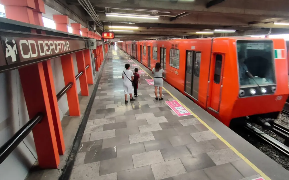 Dos personas se arrojan a las vías del Metro en la CDMX