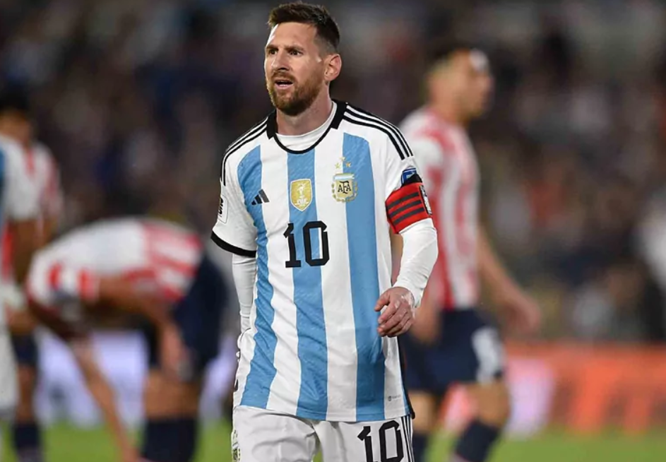 Messi intenta un gol olímpico contra Paraguay