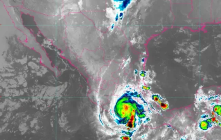 Huracán Otis impacta Acapulco y se degrada a categoría 4