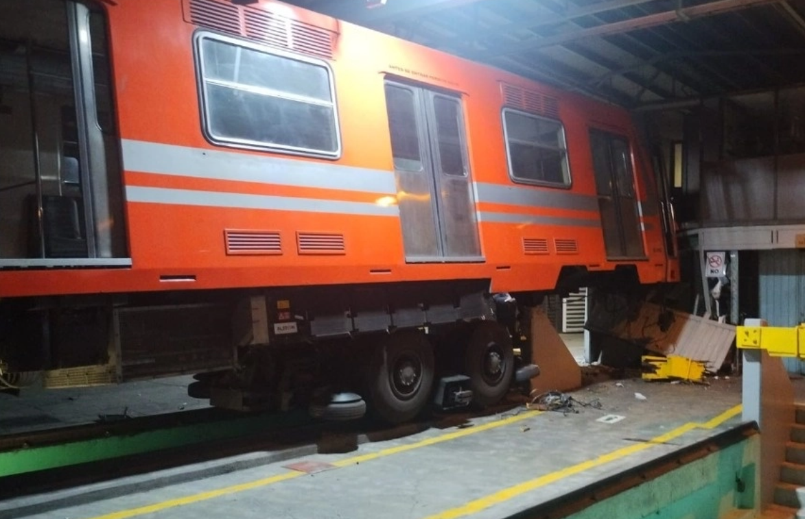 Se estrella tren en talleres de metro El Rosario en CDMX