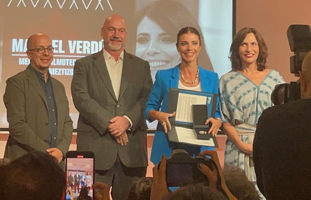 Maribel Verdú recibe medalla de la UNAM