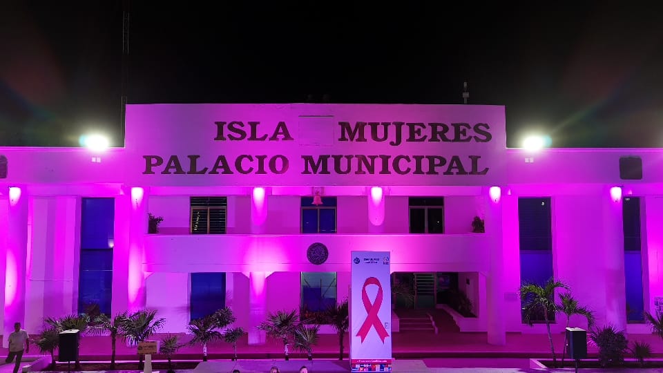 Con el Encendido de Luces Rosa en la explanada municipal de la ínsula, arrancó la campaña contra el Cáncer de Mama “Cuidándote con el Corazón”, en Isla Mujeres.