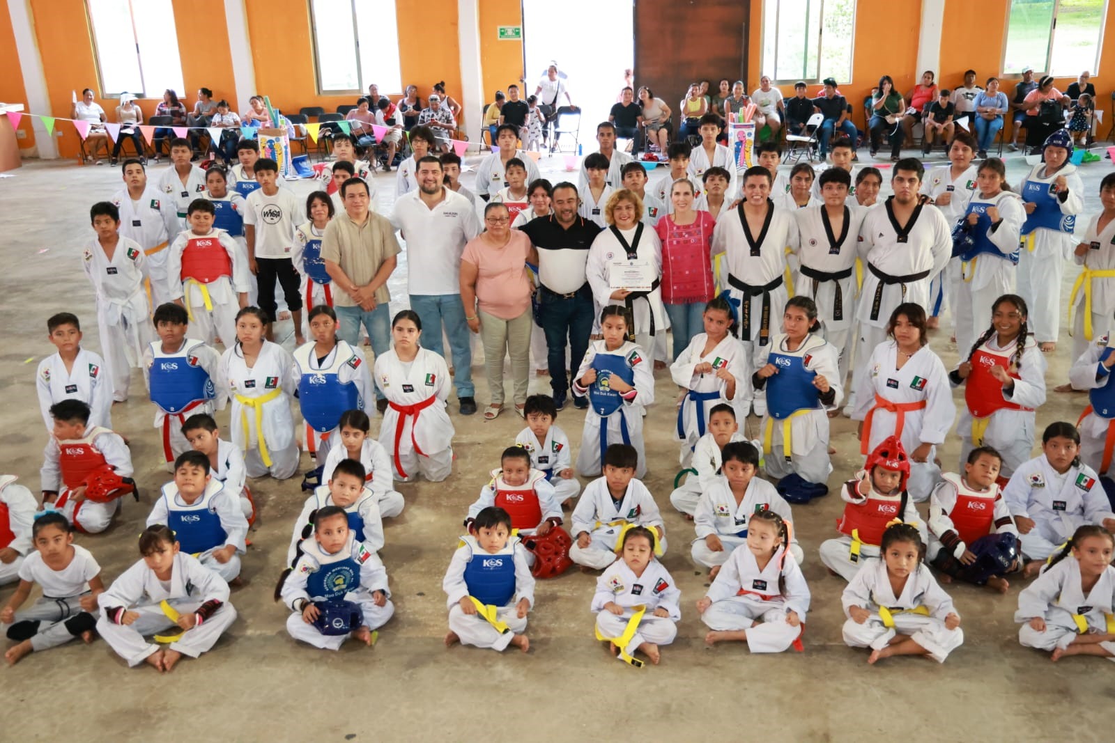 Atenea Gómez Ricalde refrenda su compromiso con el deporte en Isla Mujeres y celebra logros de jóvenes taekwondistas