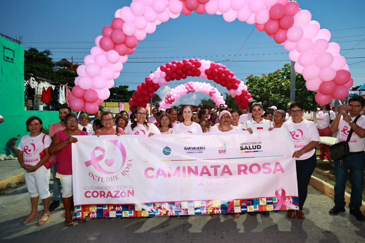 Atenea Gómez Ricalde encabeza Caminata Rosa con el programa ‘Cuidándote con el Corazón’ para concientizar sobre el cáncer de mama en Isla Mujeres.