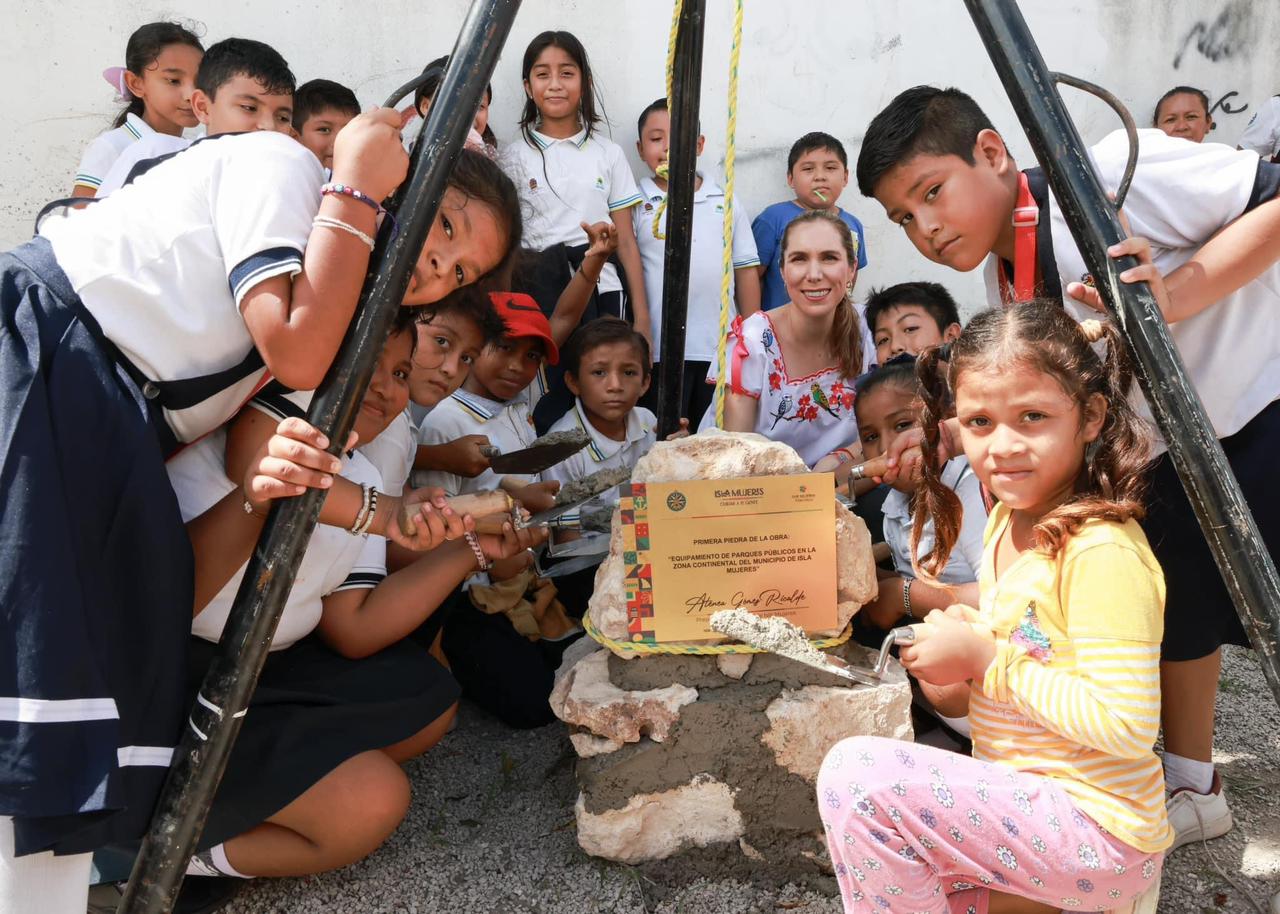 Refrenda Atenea Gómez Ricalde su compromiso con la niñez en Isla Mujeres con la construcción de un nuevo parque infantil