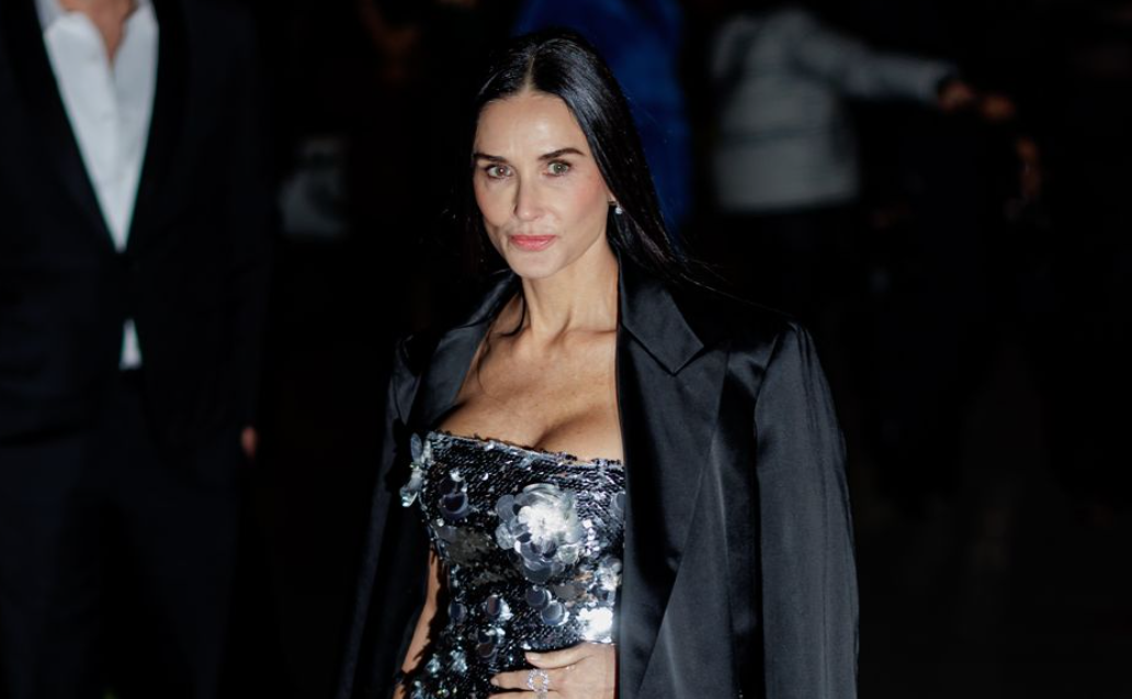 Demi Moore luce espectacular a los 60 años con un vestido de lentejuelas