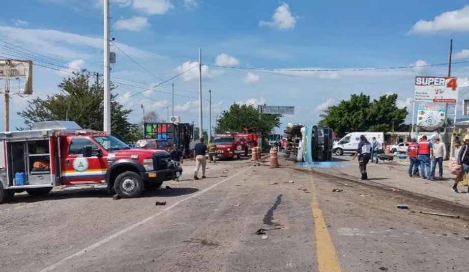 Camionero choca con tres vehículos en Jalisco