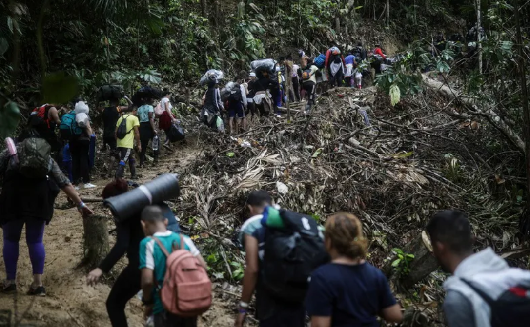 En Colombia, cartel cobra millones por paso de migrantes en el Darién