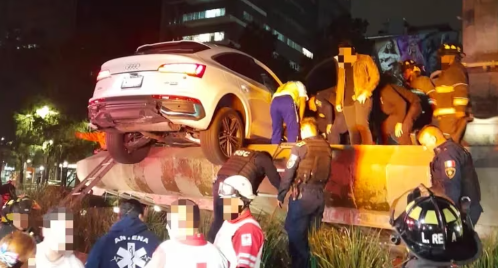 Camioneta se impacta y se sube a la fuente de la Diana Cazadora en CDMX (VIDEO)