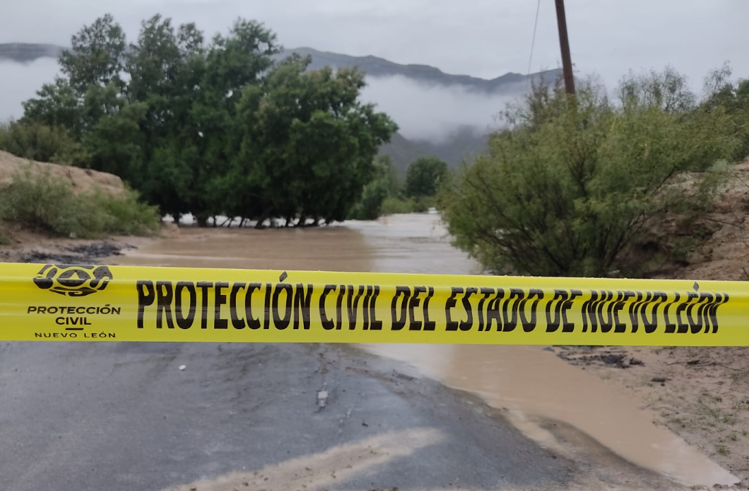 Lluvias dejan afectaciones a vehículos en Monterrey