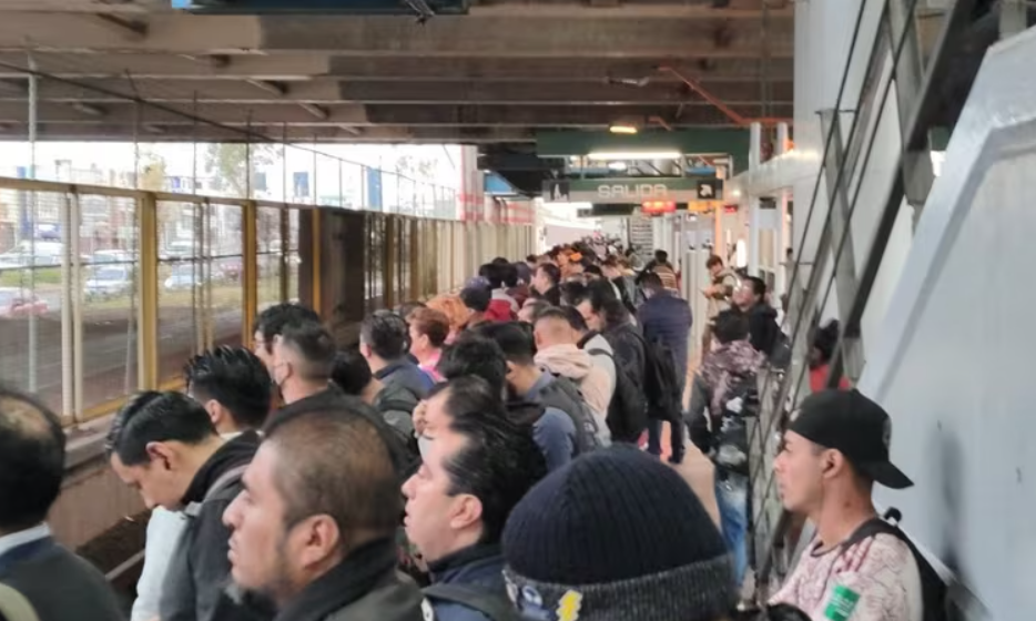 Usuarios hartos de los retrasos del Metro de la CDMX