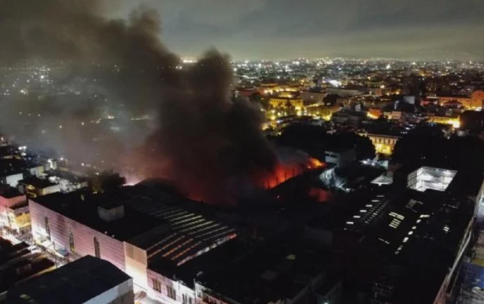 Abren investigación por incendio en Plaza Oasis en CDMX